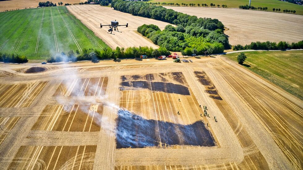 Aus der Luft wird der Brand überwacht 