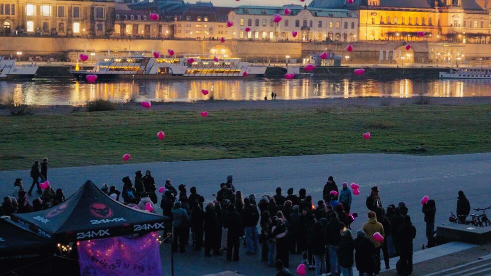 Etwa 150 Menschen versammelten sich am Elbufer.