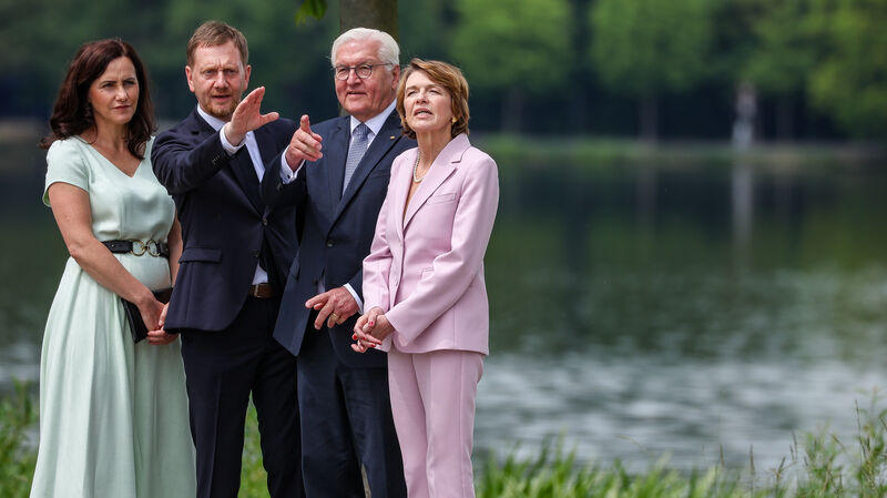 Steinmeier und Kretschmer (2.v.l.) warten gemeinsam mit ihren Gattinnen auf Macron.