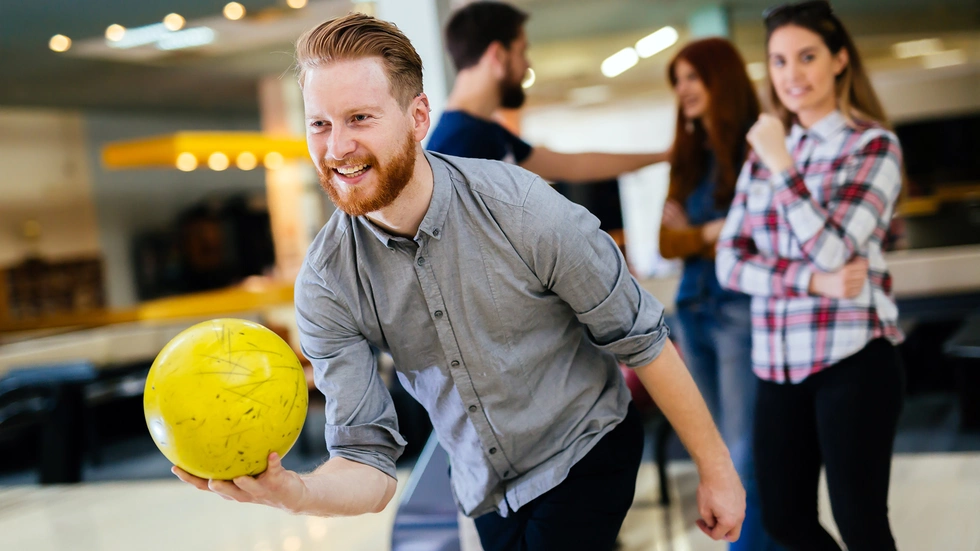 In einem Bowling-Center in der Mügelner Straße wurde ein Mitarbeiter eingeklemmt. Symbolbild