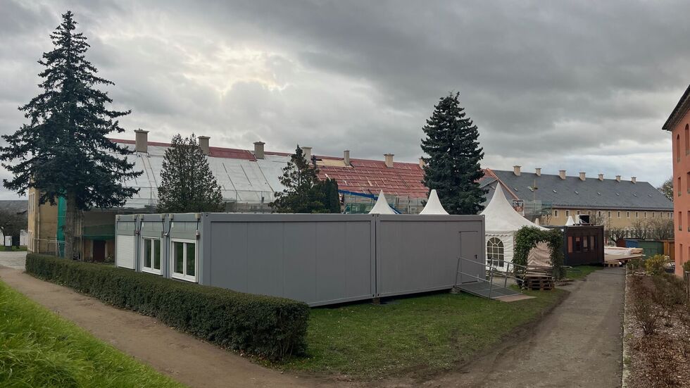 Container und Zelte stehen vor der Alten Kaserne (im Hintergrund) schon als Ausweich-Quartiere für Gastronomie und Toiletten bereit Container und Zelte stehen vor der Alten Kaserne (im Hintergrund) schon als Ausweich-Quartiere für Gastronomie und Toiletten bereit