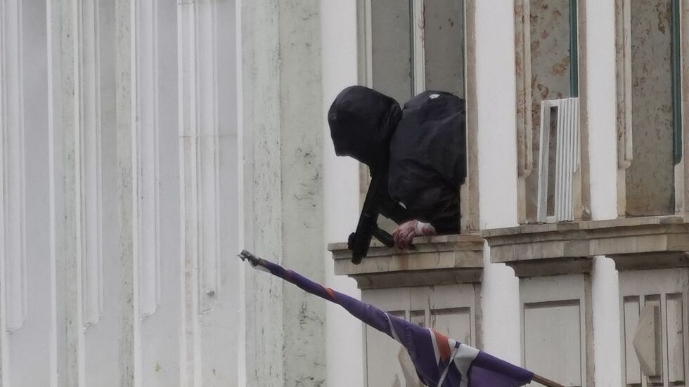 Hier zeigt sich der Mann am Fenster