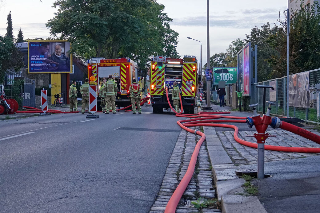 Für den Feuerwehreinsatz musste die Straße des 17. Juni gesperrt werden