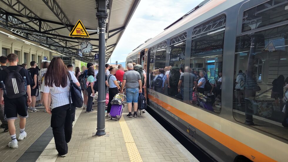 Fahrgäste steigen in Bautzen in eine Regionalbahn nach Dresden. Zwischen Großharthau und Arnsdorf verläuft die Tarifgrenze zwischen ZVON und VVO.