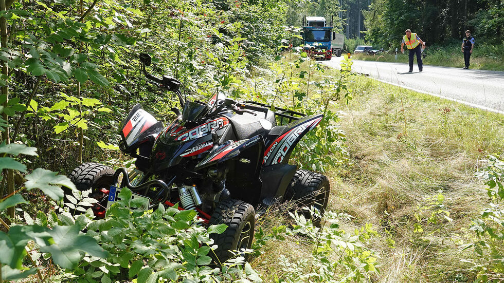 Ein Quad landete nach dem Crash im Straßengraben.