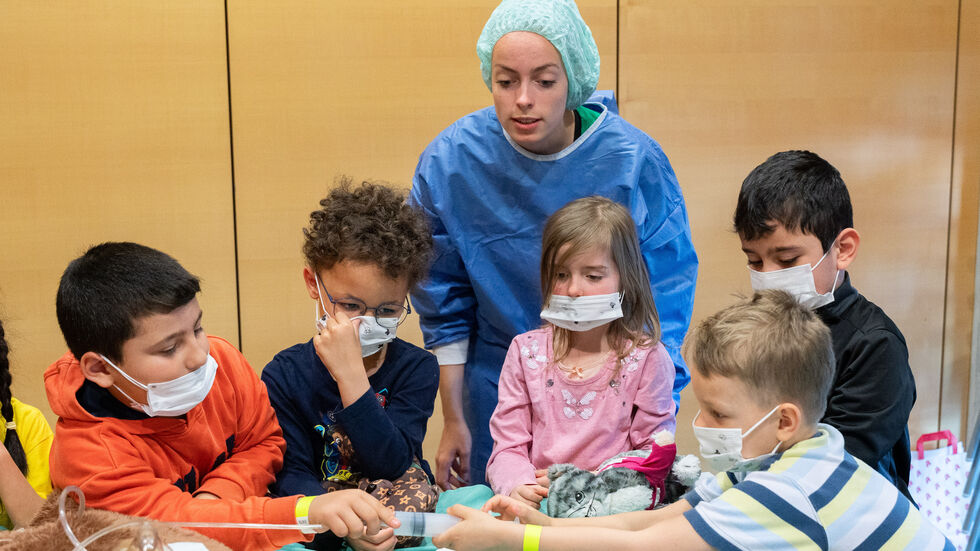 Wenn das Plüschtier krank ist, helfen Arzt und Ärztin im Teddykrankenhaus im Universitätsklinikum Dresden. Wenn das Plüschtier krank ist, helfen Arzt und Ärztin im Teddykrankenhaus im Universitätsklinikum Dresden.