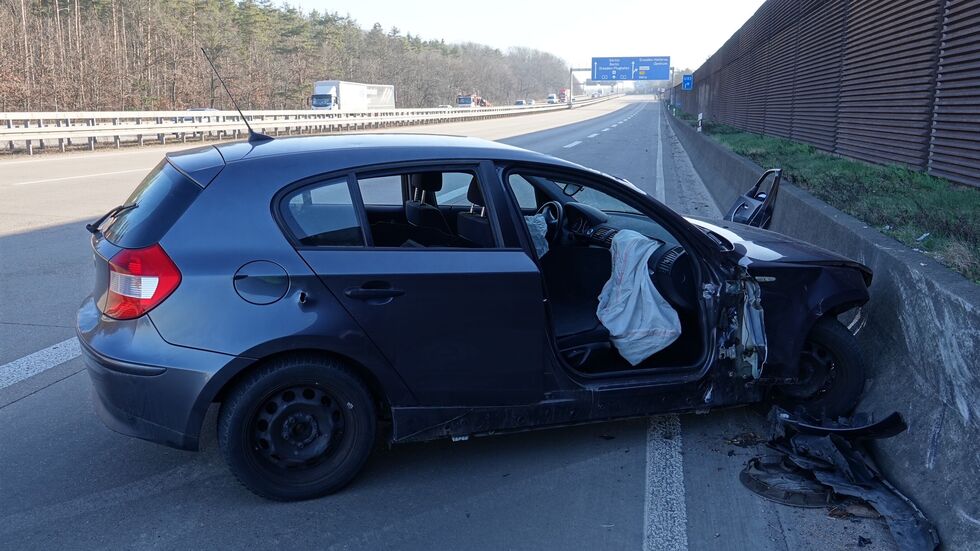Auf der A4 bei Wilder Mann hatte sich der BMW am Morgen überschlagen. Auf der A4 bei Wilder Mann hatte sich der BMW am Morgen überschlagen.