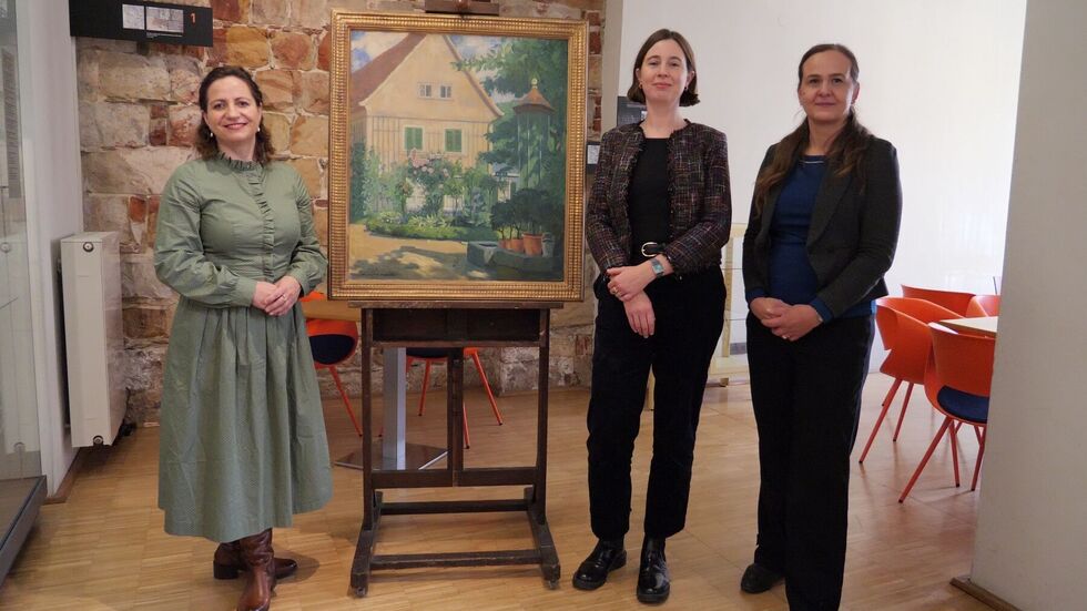 Übergabe der Schenkung (v. l.: Dr. Romy Donath, Dr. Constanze Köster, Dr. Franziska Müller) Übergabe der Schenkung (v. l.: Dr. Romy Donath, Dr. Constanze Köster, Dr. Franziska Müller)