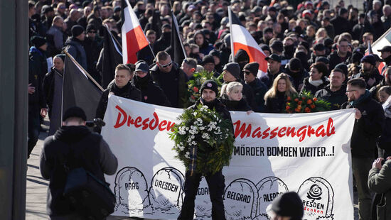 Der Aufzug der Rechtsextremen durch Dresden.