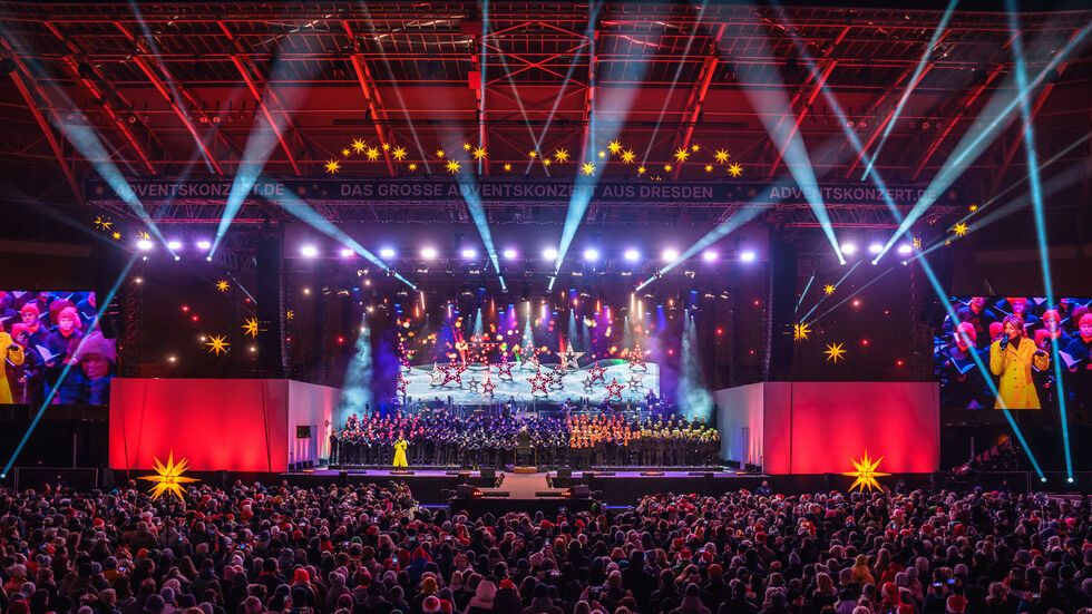 Die Zuschauer stehen vor einer Bühne im Harbig-Stadion.