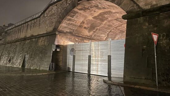 Die Hochwasserschutzwand ist in der Dresdner Altstadt aufgebaut.