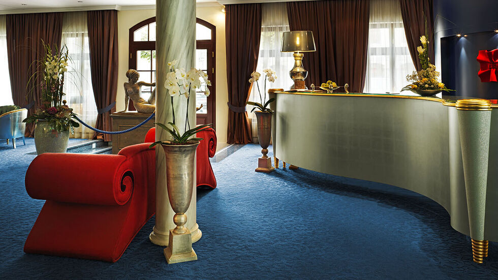 Die individuell gestaltete Lobby mit der Figur von Bildhauerin Chodakowska.