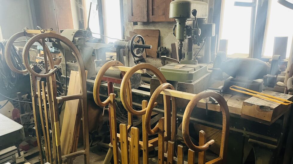 Die Werkstatt baut nicht nur Schlitten, sondern repariert auch welche.