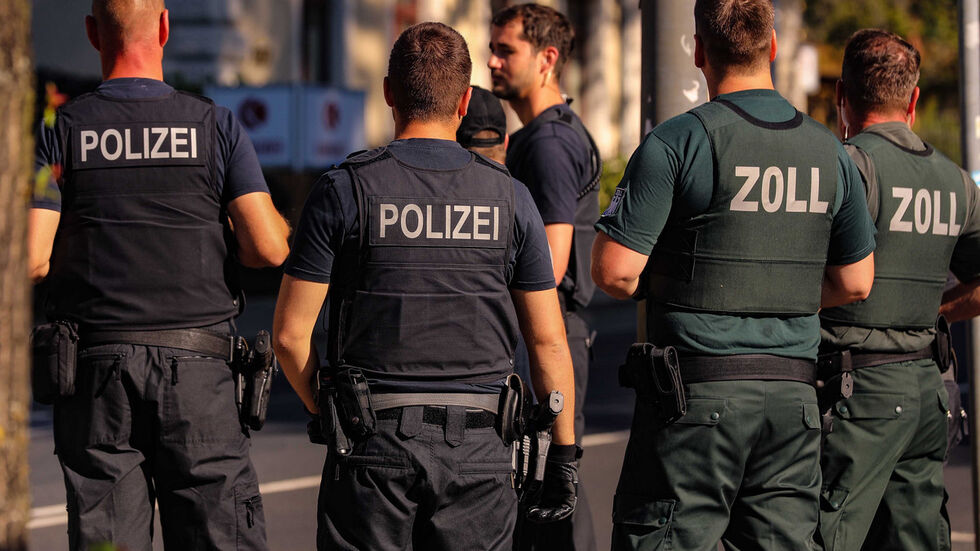 50 Zollbeamte haben am Dienstag die Räume eines Dresdner Eventbetreibers durchsucht. (Symbolbild: Archiv/ T. Plunert) 50 Zollbeamte haben am Dienstag die Räume eines Dresdner Eventbetreibers durchsucht. (Symbolbild: Archiv/ T. Plunert)