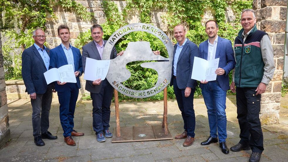 Ekkehard Schneider (stellv. Bürgermeister Sebnitz), Kevin Henker (Leiter Hauptverwaltung Sebnitz), Daniel Brade (Bürgermeister Hohnstein), Forst- und Staatsminister Wolfram Günther, Thomas Kunack (Bürgermeister Bad Schandau) und Uwe Borrmeister (Leiter Nationalpark Sächsische Schweiz)