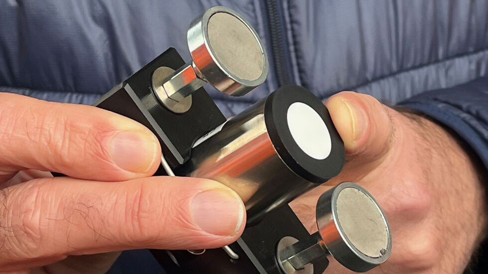 Über 50 dieser Mikrofone werden an der Brücke installiert, um Spannstahlbrüche hörbar zu machen. Über 50 dieser Mikrofone werden an der Brücke installiert, um Spannstahlbrüche hörbar zu machen.