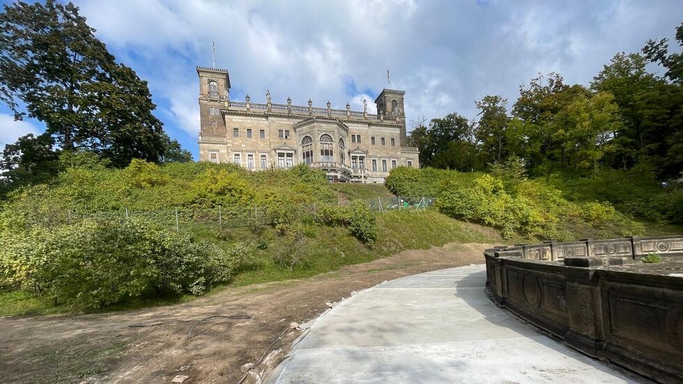 Die Abdeckung über dem römischen Bad, hier als hellgrauer Weg sichtbar, wurde erneuert