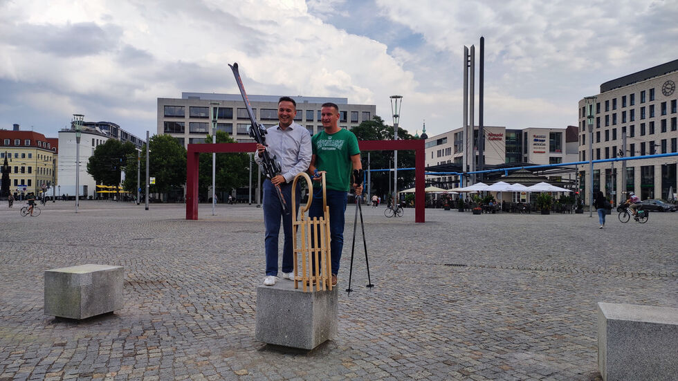 Da strahlten sie noch: FDP-Sprecher Robert Malorny (l). und Hüttenzauber-Betreiber Nico Thierbach über die Zusage des Marktes im November 2022. Nun ist die Zukunft des Events wieder ungewiss.