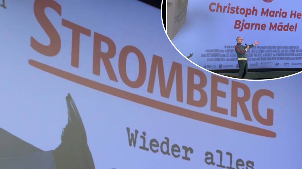 "Der Papa ist da!" - so begrüßte Chistoph Maria Herbst das Publikum. Schauspieler Christoph Maria Herbst vor der Leinwand.