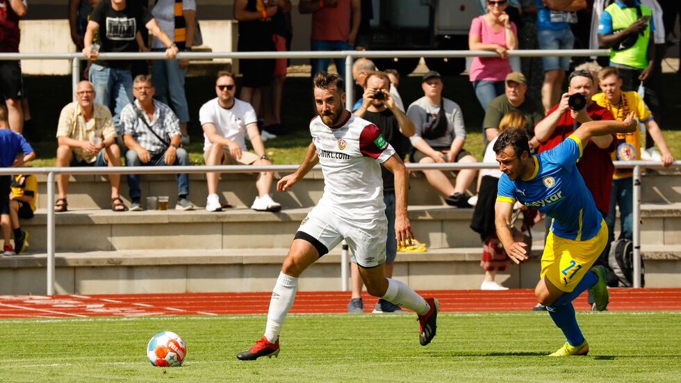 Neuzugang Morris Schröter im Zweikampf mit einem Braunschweiger Verteidiger