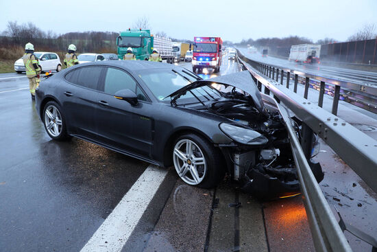 Nachdem der Kleintransporter im Graben auf der A 4 landete, konnte der Porsche einem anderen Fahrzeug nicht mehr ausweichen und prallte gegen die Mittelleitplanke.