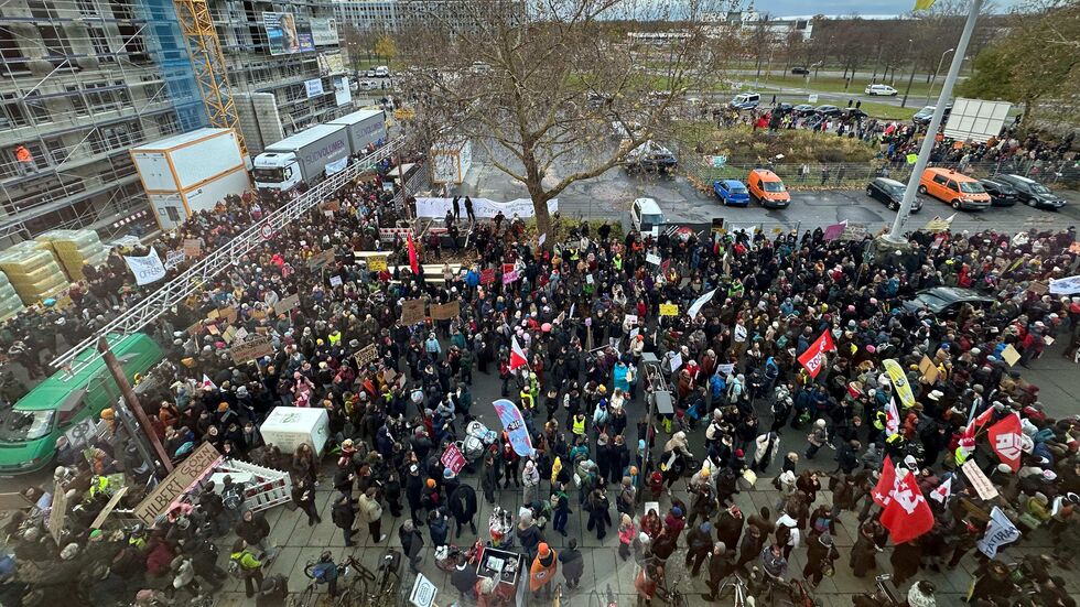 Zahlreiche Menschen haben sich versammelt.