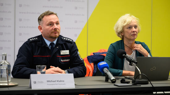 Eine von vielen, die nun Tag und Nacht im Einsatz sind: Feuerwehrsprecher Michael Klahre (.l) und Simone Prüfer vom Straßen und Tiefbauamt.