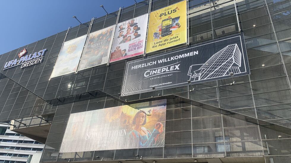 Die neuen Schilder hängen schon: Der Kristallpalast gehört nun zur Cineplex-Gruppe.
