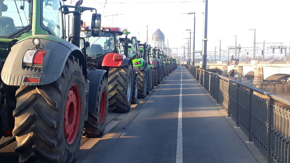 Auf der Marienbrücke besetzen die Traktoren  eine Spur (Foto: Redaktion/Tim Simon)
