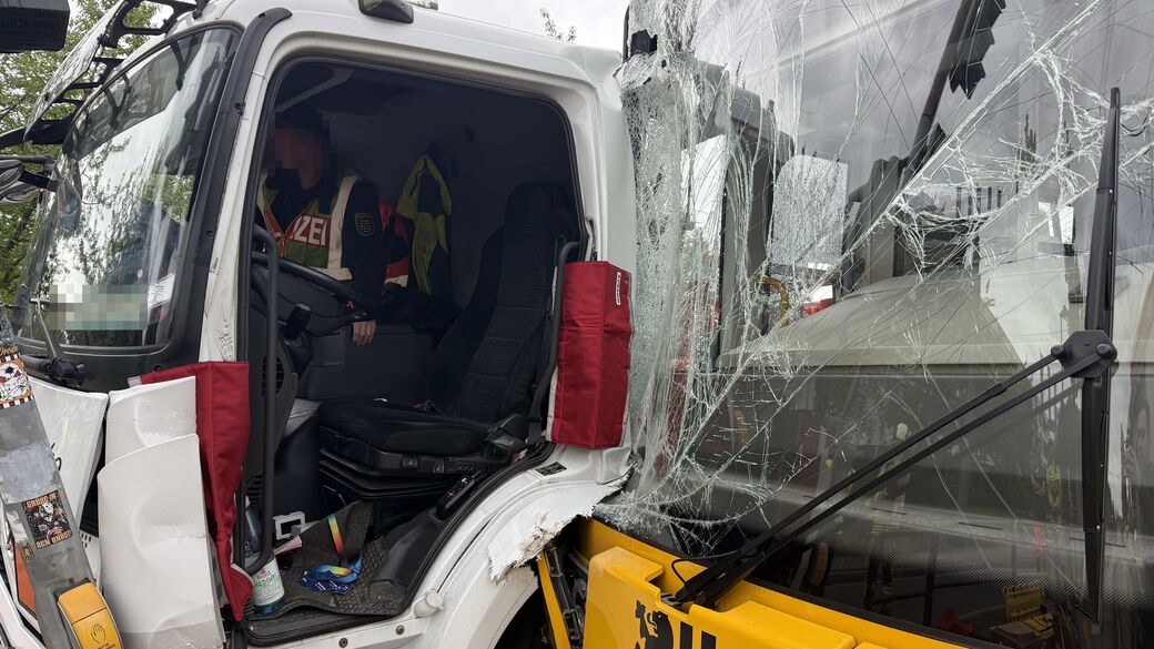 Der LKW-Fahrer war in seinem Führerhaus eingeklemmt und musste befreit werden.