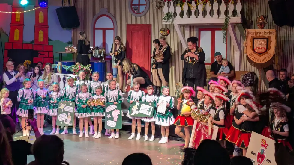 Die Sieger bei den Minis. Platz 2 ging an die Fuchsgarde Wilsdruff (grün-weiß) und rechts jubelt die Minigarde vom Karnevalsklub Kesselsdorf über ihren 1. Platz Die Sieger bei den Minis. Platz 2 ging an die Fuchsgarde Wilsdruff (grün-weiß) und rechts jubelt die Minigarde vom Karnevalsklub Kesselsdorf über ihren 1. Platz