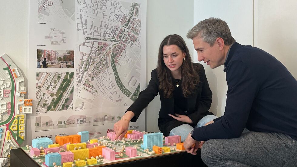 Studentin Josephine Stübinger erklärt dem Baubürgermeister ihr Modell  Studentin Josephine Stübinger erklärt dem Baubürgermeister ihr Modell
