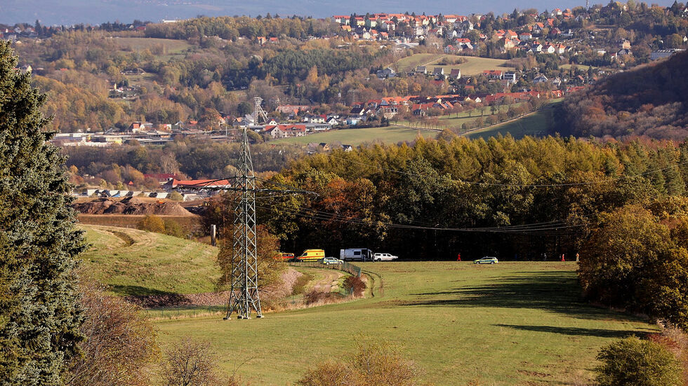 Nachdem ein Mann auf einen Strommast geklettert ist, ist am Montagmorgen der Strom in Freital für mehrere Stunden abgeschaltet worden. (Foto:Kevin Müller) Nachdem ein Mann auf einen Strommast geklettert ist, ist am Montagmorgen der Strom in Freital für mehrere Stunden abgeschaltet worden. (Foto:Kevin Müller)