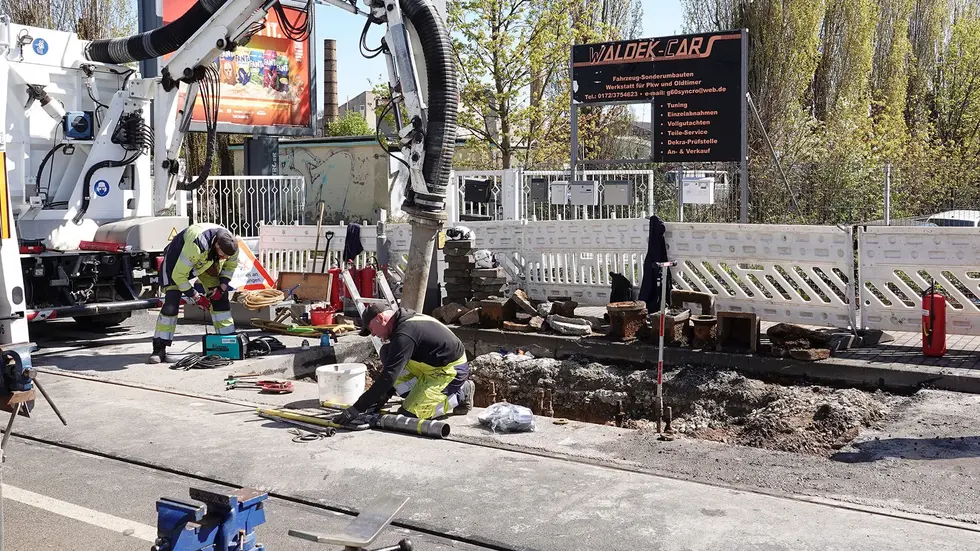 Bauarbeiter öffneten die Fahrbahn und reparierten den Schaden. Bauarbeiter öffneten die Fahrbahn und reparierten den Schaden.
