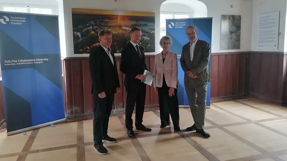(v.l.n.r.) Bürgermeister der Stadt Tharandt Silvio Ziesemer, Sachsens Ministerpräsident Michael Kretschmer, TU Dresden Rektorin Prof. Dr. Ursula M.Staudinger, Kanzler der TU Dresden Jan Gerken (v.l.n.r.) Bürgermeister der Stadt Tharandt Silvio Ziesemer, Sachsens Ministerpräsident Michael Kretschmer, TU Dresden Rektorin Prof. Dr. Ursula M.Staudinger, Kanzler der TU Dresden Jan Gerken