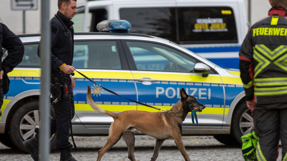 Mit Sprengstoffspürhunden wurde das Schulgebäude durchsucht. Mit Sprengstoffspürhunden wurde das Schulgebäude durchsucht.