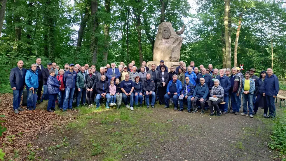 Geflügelzüchter am Denkmal für den Begründer der Rassegeflügelzucht, Robert Oettel, in Görlitz. Es wurde vor 125 Jahren errichtet.