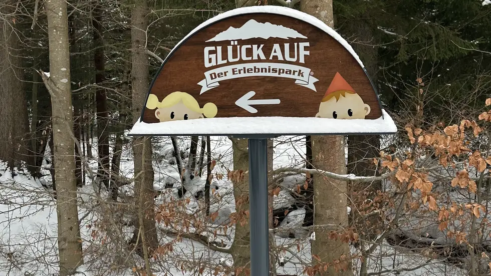 Hinweisschild zum Erlebnispark