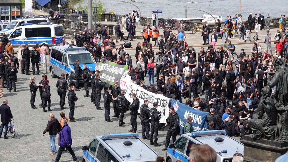 Am 1. Mai haben sich in Dresden mehrere hunderte Menschen zu Kundgebungen und Demonstrationen versammelt. 