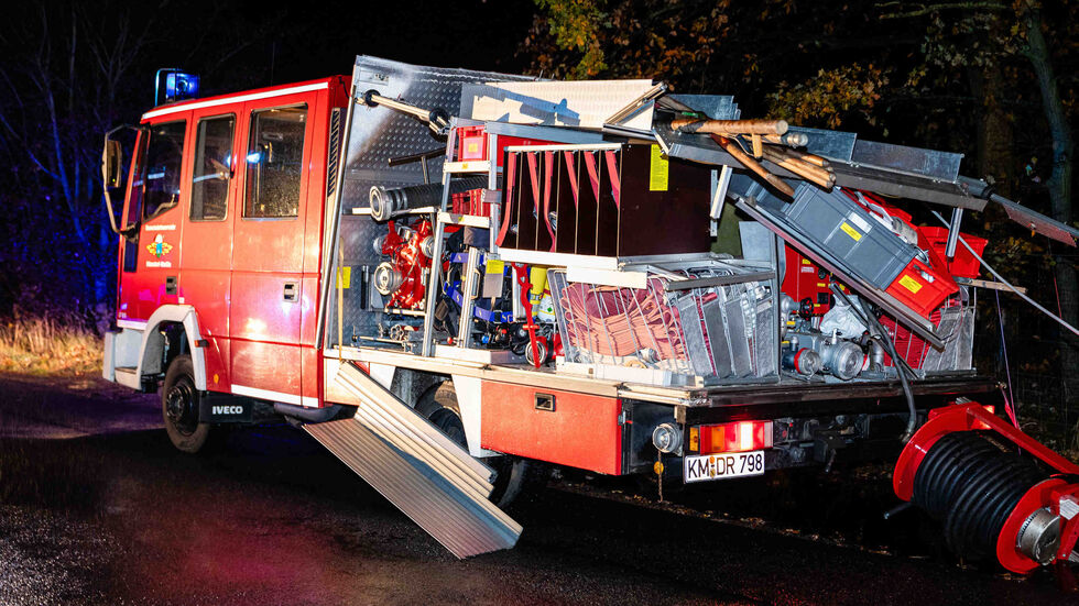 Das Löschgruppenfahrzeug schrammte einen Baum. Dabei wurde ein Teil der Aufbauten abgerissen. 