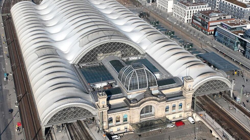 Blick auf das Dach des Dresdner Hauptbahnhofes. Blick auf das Dach des Dresdner Hauptbahnhofes.