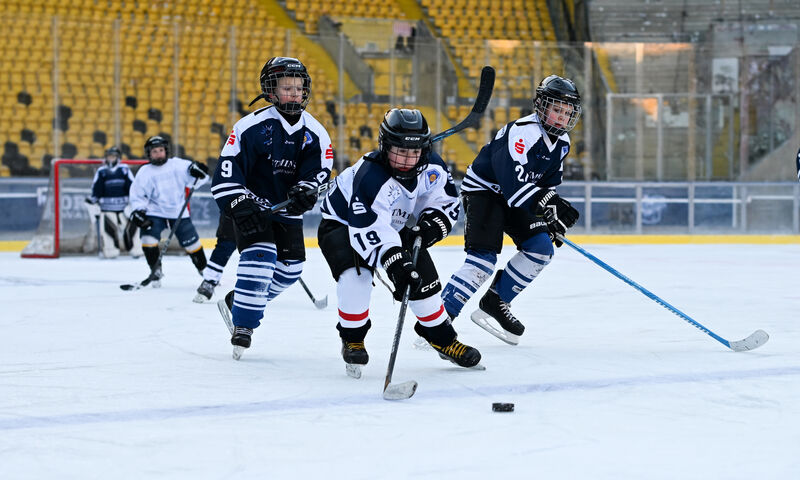 Vor dem DEL-Wintergame gehörte die Eisfläche im Harbig-Stadion den Eishockey-Stars von morgen