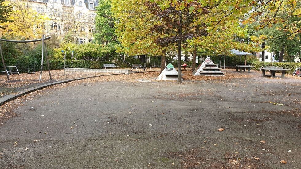 Der eher trostlos wirkende Spielplatz am Pestalozziplatz erhält neue Spielgeräte und einen neuen Rundumanstrich. Der eher trostlos wirkende Spielplatz am Pestalozziplatz erhält neue Spielgeräte und einen neuen Rundumanstrich.