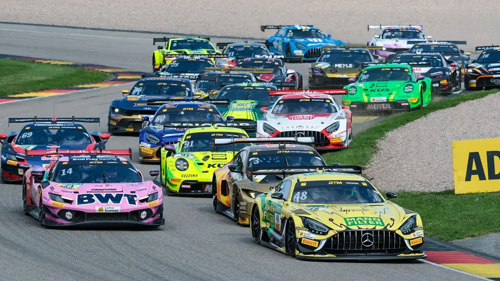 Der Sachsenring war am Wochenende fest in der Hand der DTM-Fans. Mehr als 53.000 Besucher kamen zu den Rennen. Am Samstag hatte Marco Wittmann im BMW gewonnen, gestern holte Ben Dörr im McLaren den Sieg. Das Saisonfinale steigt nun auf dem Hockenheimring.