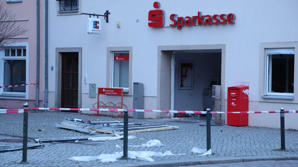Durch die Explosion wurde die Filiale der Sparkasse schwer beschädigt 