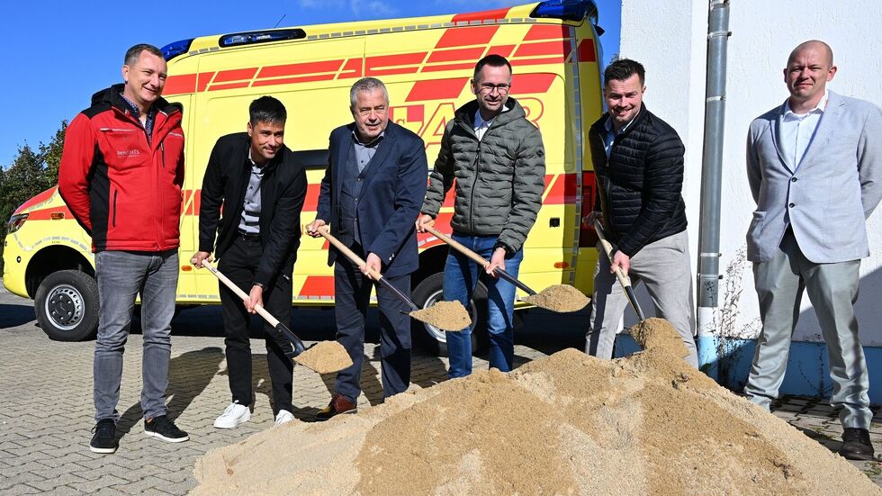 (v.l.n.r.): Gunnar Stary, Geschäftsführer bendl HTS; Oliver Thomas, Geschäftsführer Bauplanconcept Ingenieure GmbH; Landrat Michael Geisler; Alexander Penther, Geschäftsführer ASB; Alexander Sachse, Bürgermeister Neustadt i. Sa.; Paul Krell, Leiter ASB-Rettungsdienst