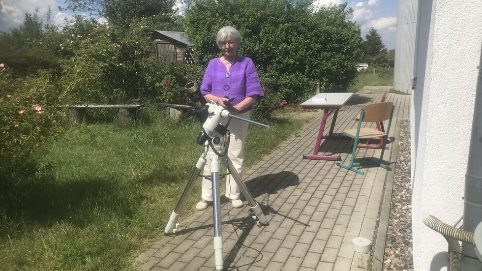 Vereinsvorsitzende Renate Franz erklärt das Sonnenteleskop Vereinsvorsitzende Renate Franz erklärt das Sonnenteleskop