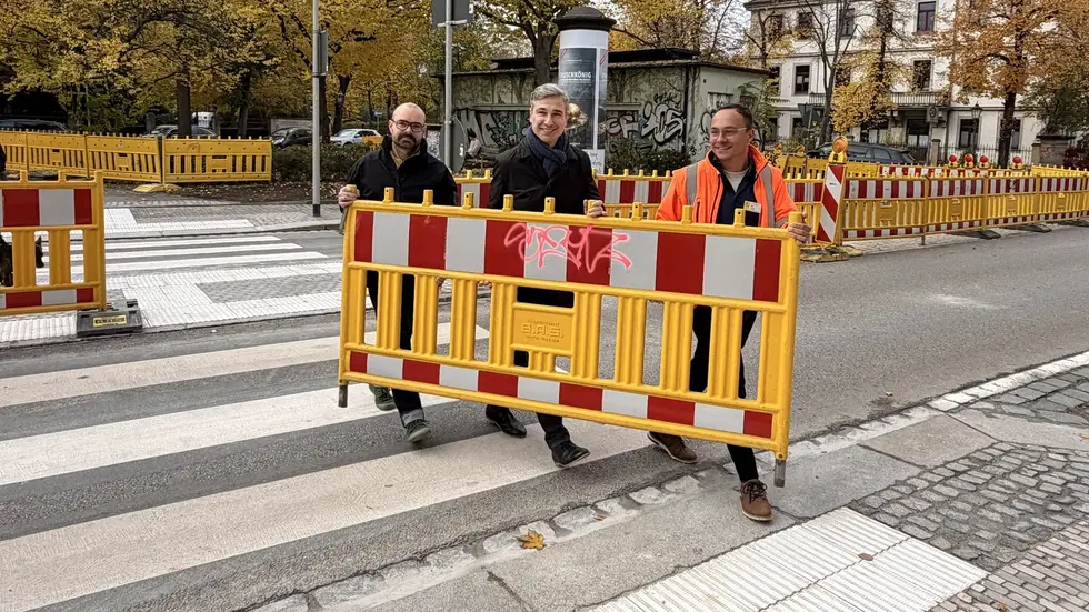 Baubürgermeister Stephan Kühn (Mitte) räumt die Absperrung beiseite 