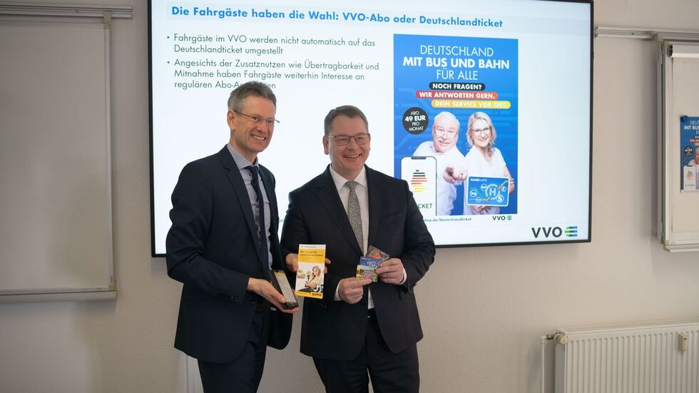 DVB-Vorstand Andreas Hemmersbach (l.) und VVO-Chef Burkhard Ehlen bei der Vorstellung der Zusatztickets in Dresden.