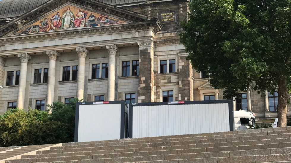 Am Königsufer  in Dresden haben am Montag die Aufbauarbeiten für die Filmnächte begonnen. Foto: Rocco Reichel